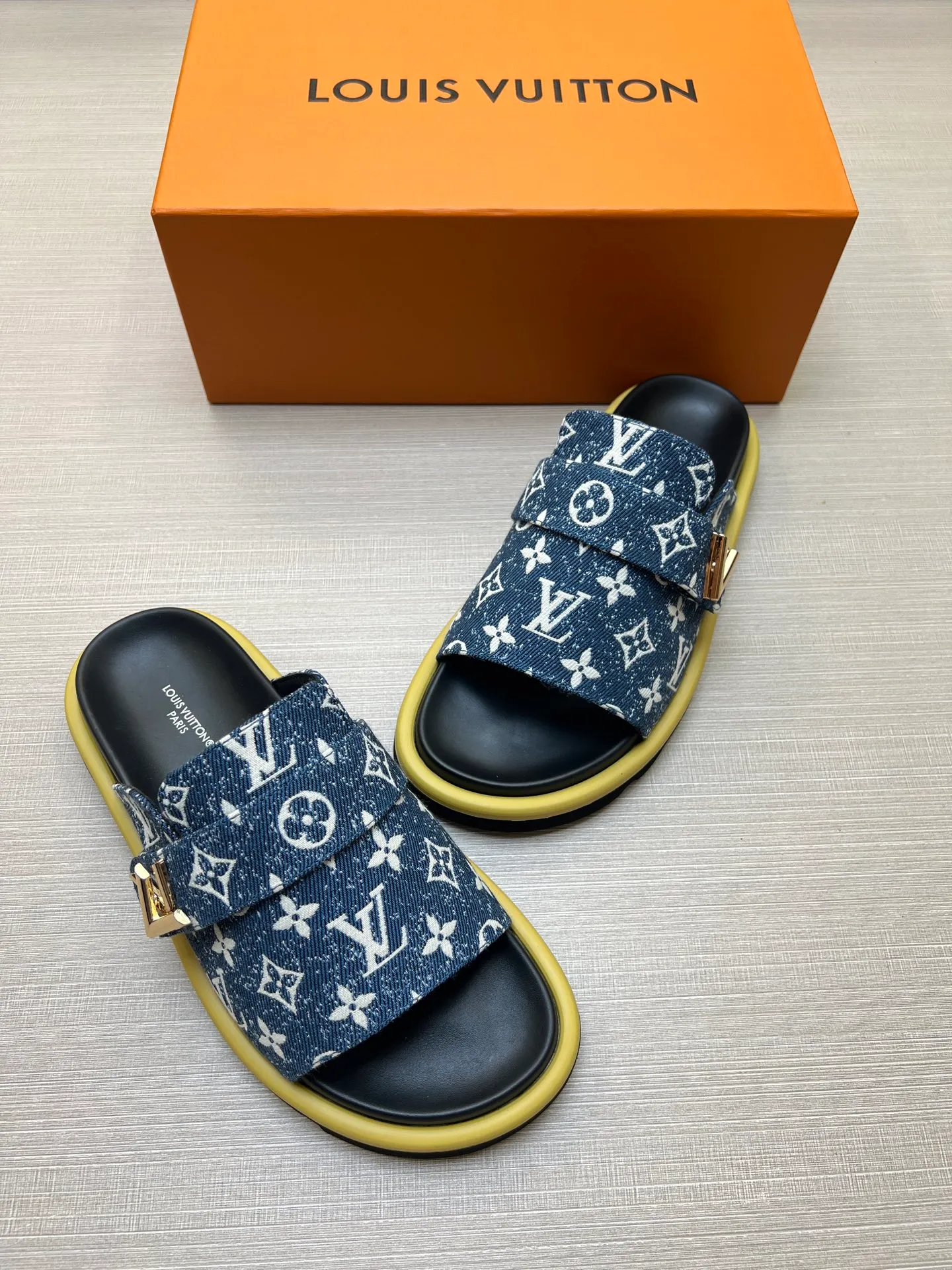 Factory price: 360💰【LOUIS VUITTON】Louis Vuitton, LV printing, men's and women's slippers are on the market, drawer box packaging with cloth bag, card, the upper pattern looks very soft and waxy, super versatile leg slimming artifact. Fabric: imported denim/canvas/old fabric, LV hardware LOGO, official website pattern printing, comfortable to wear, foot pads: high elastic men's shoes💰U water table. Sole: foam sole, heel height: about 5cm. Code number: 35-46, 35, 45, 46 are custom-made and non-returnable. Color: multiple colors and styles available.